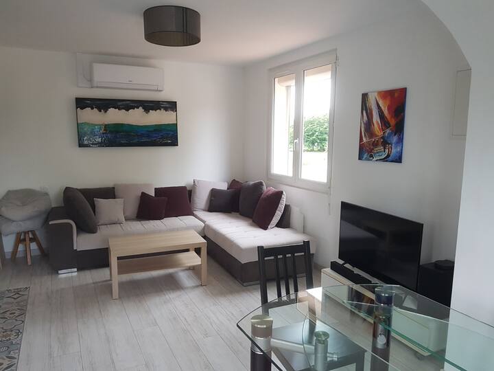 ספה נפתחת עם 6 מושבים למיטה זוגית.