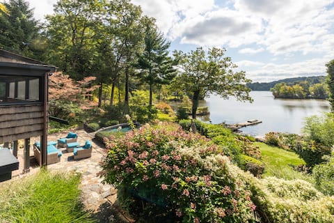 Magical, Spacious Lakefront Retreat Close to NYC