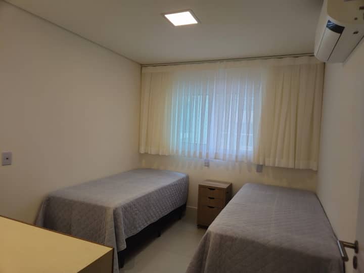 Izba so samostatnými posteľami, ktorá sa dá poskladať a premeniť ju na manželskú posteľ.
Máme samostatný matrac, ktorý si môžete položiť na podlahu.
Okná s automatizovanými Persins