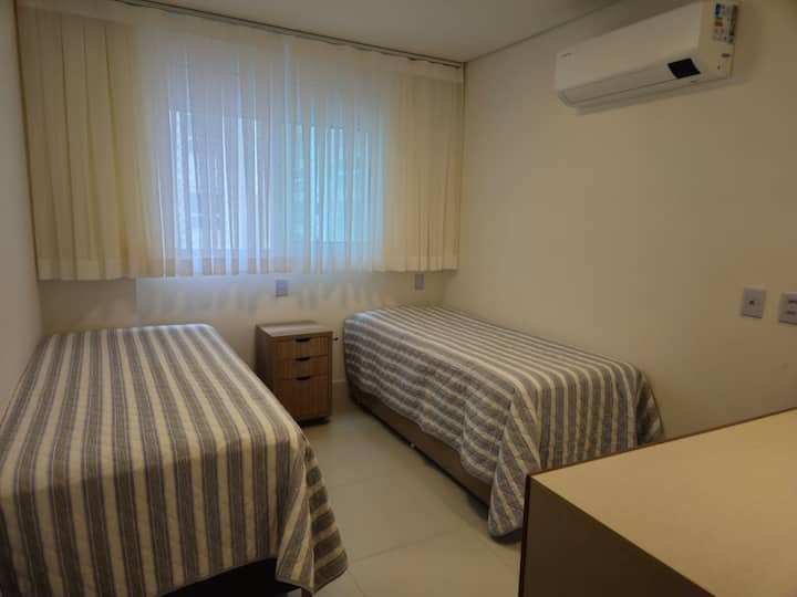 Izba so samostatnými posteľami, ktorá sa dá poskladať a premeniť ju na manželskú posteľ.
Máme samostatný matrac, ktorý si môžete položiť na podlahu.
Okná s automatizovanými Persins