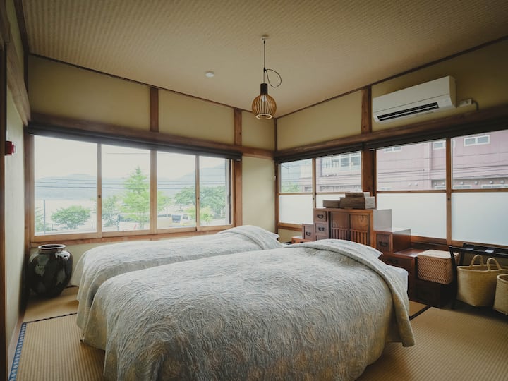 [غرفة نوم 2] سريران مفردان.استمتع بالاسترخاء في مسكن يُضفي جمالًا يابانيًا