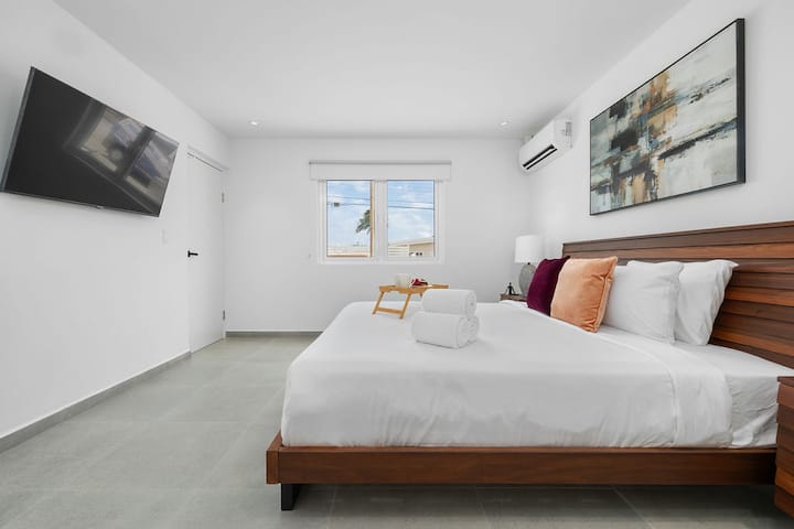 Schúľte sa na našej pohodlnej posteli a sledujte svoje obľúbené relácie na našom vysokokvalitnom televízore. Perfektný spôsob, ako si oddýchnuť po dlhom dni.

