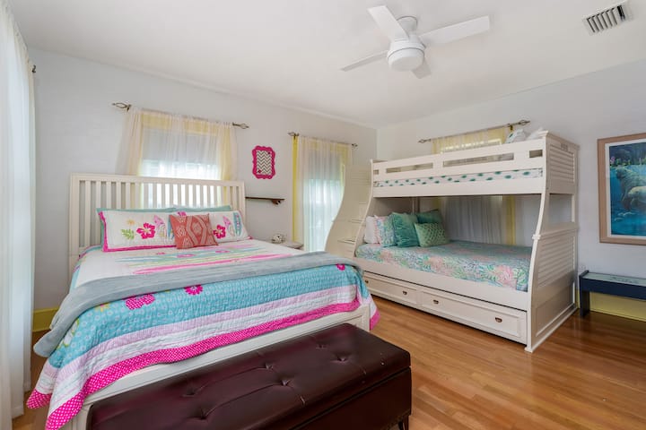 El dormitorio 4 es el segundo dormitorio de arriba y alberga el Crew 's Quarters, que es una opción maravillosa para los niños. Tiene una cama tamaño queen, una cama doble sobre una litera completa más una cama nido doble. 
