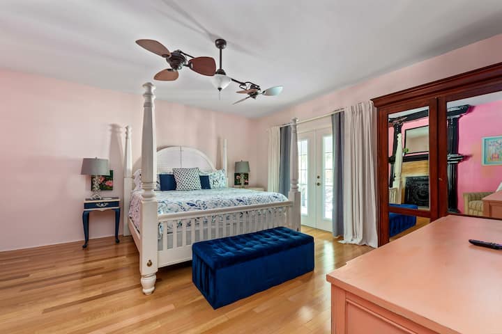 El dormitorio 1 está en el primer piso y tiene un colchón Tempur-pedic completamente nuevo tamaño king.