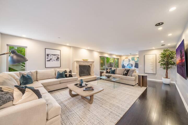 Private 7BR Hollywood Retreat Pool Jacuzzi Views gallery image 4