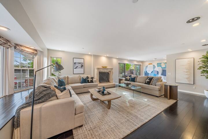 Private 7BR Hollywood Retreat Pool Jacuzzi Views gallery image 5