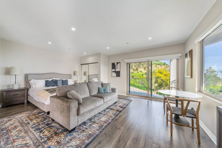 Hollywood Hills bIg blue views gallery image 5