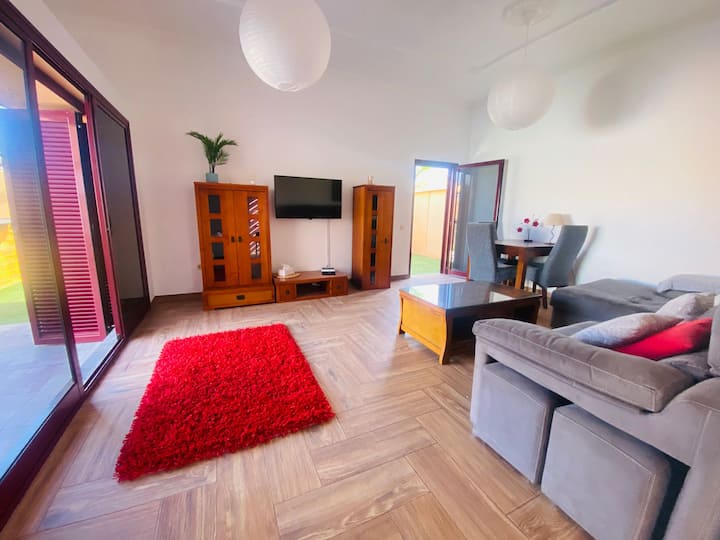 ที่พักที่ผ่อนคลายและน่าอยู่พร้อมโซฟาสบายๆ เฟอร์นิเจอร์ไม้ และพรมนุ่มๆ ที่ให้ความรู้สึกเหมือนอยู่บ้าน เหมาะสำหรับการพักผ่อนหลังจากสำรวจเกาะมาทั้งวัน