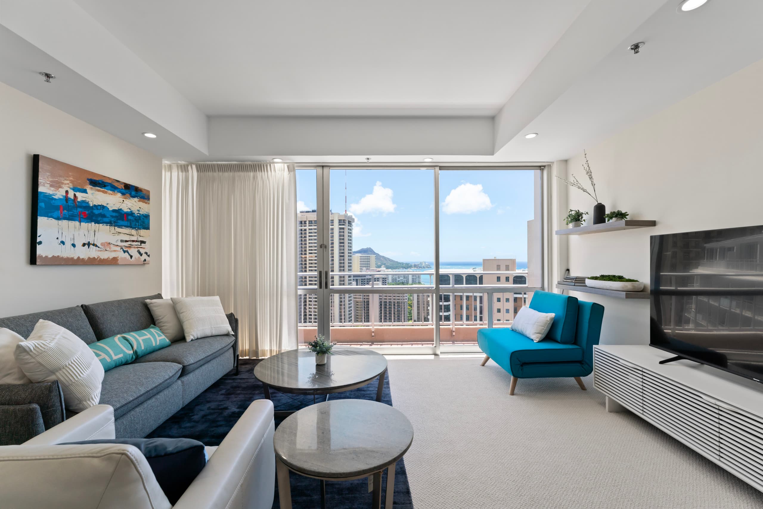 Condo in Honolulu · ★4.97 · 2 bedrooms · 6 beds · 2 baths - Image 3