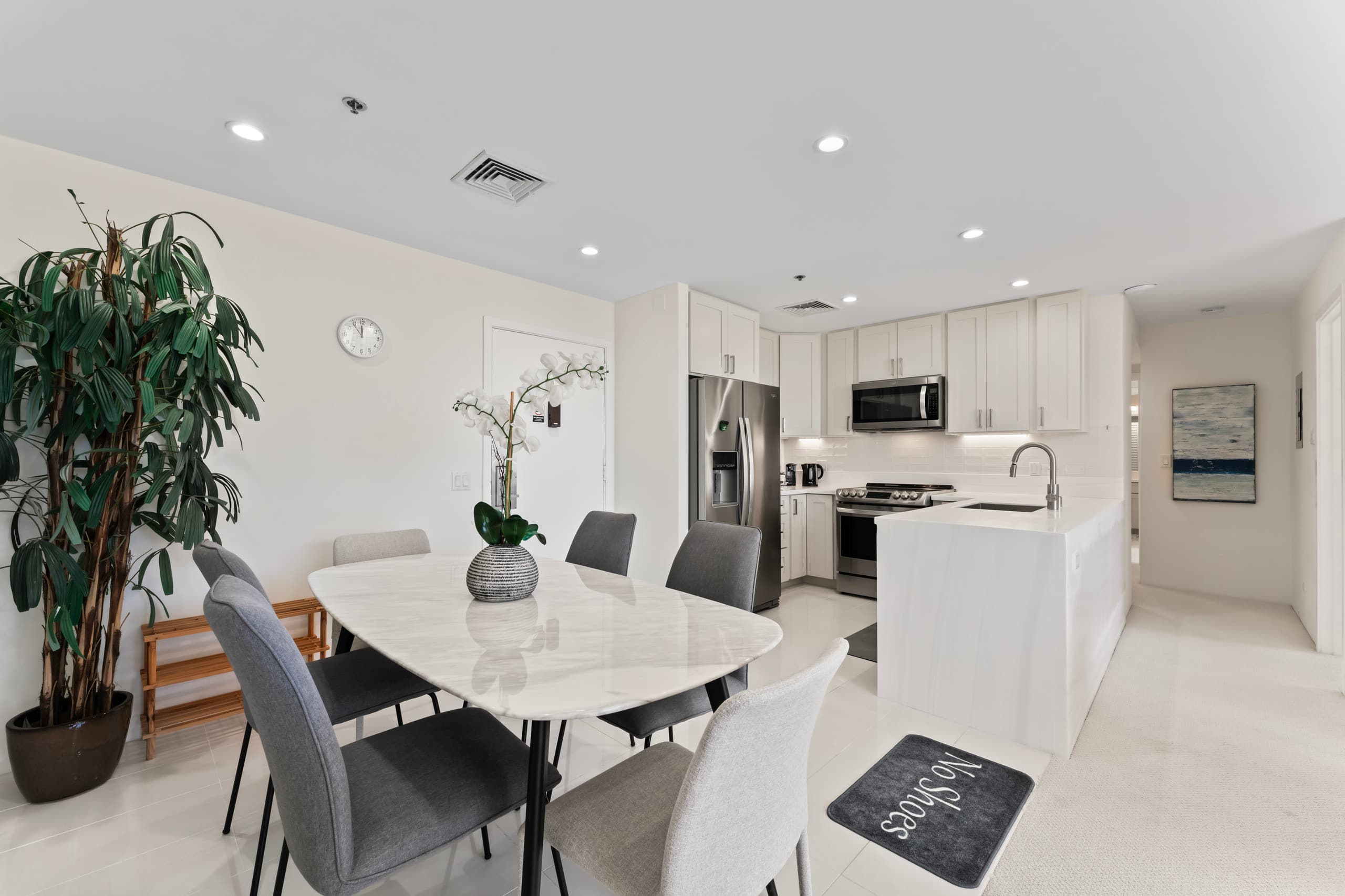 Condo in Honolulu · ★4.97 · 2 bedrooms · 6 beds · 2 baths - Image 16
