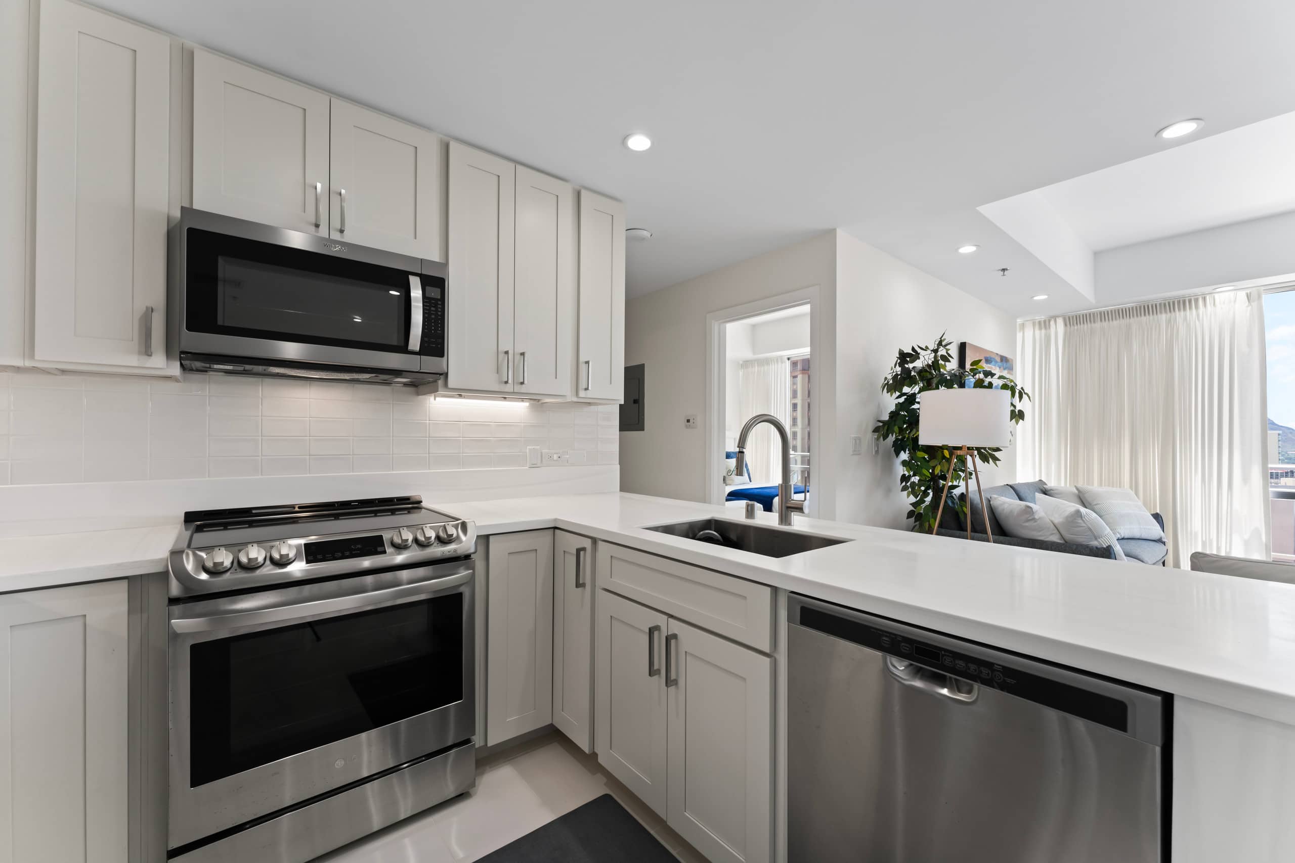 Condo in Honolulu · ★4.97 · 2 bedrooms · 6 beds · 2 baths - Image 9