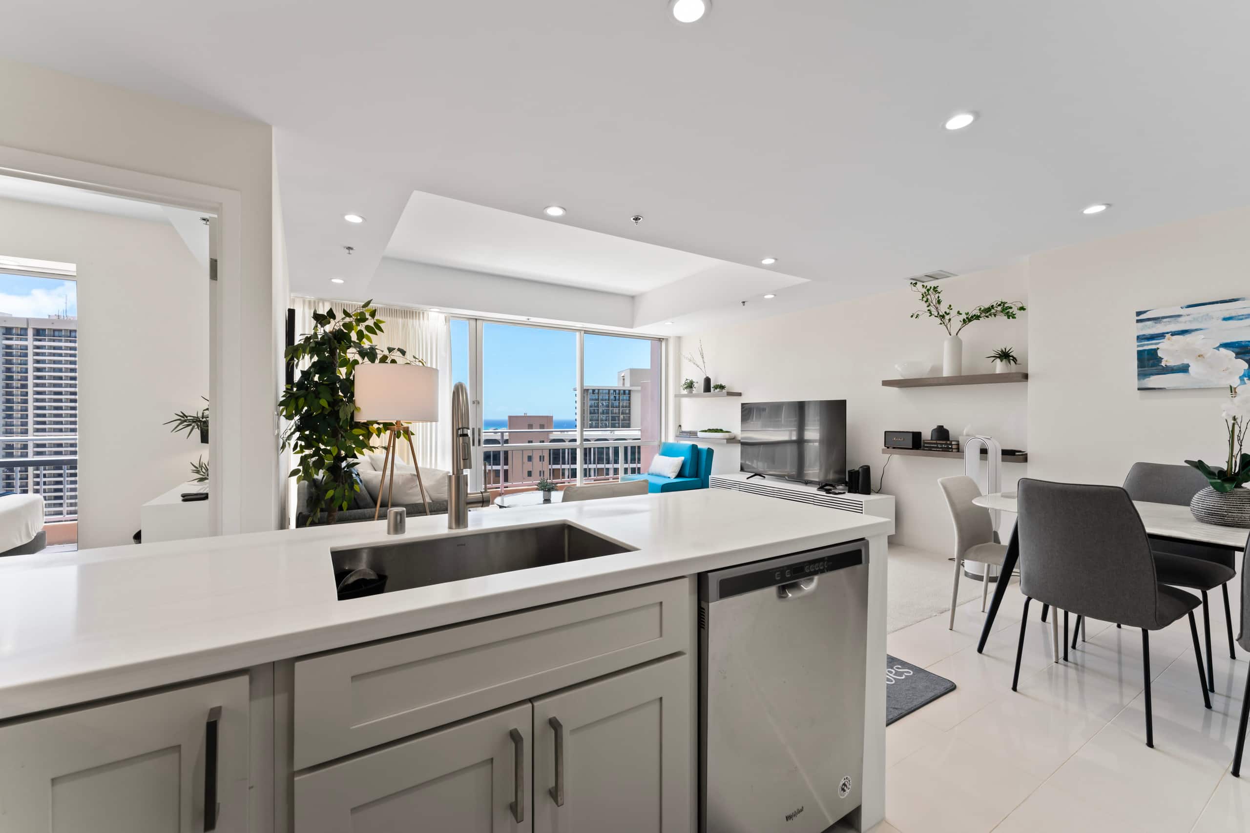 Condo in Honolulu · ★4.97 · 2 bedrooms · 6 beds · 2 baths - Image 13