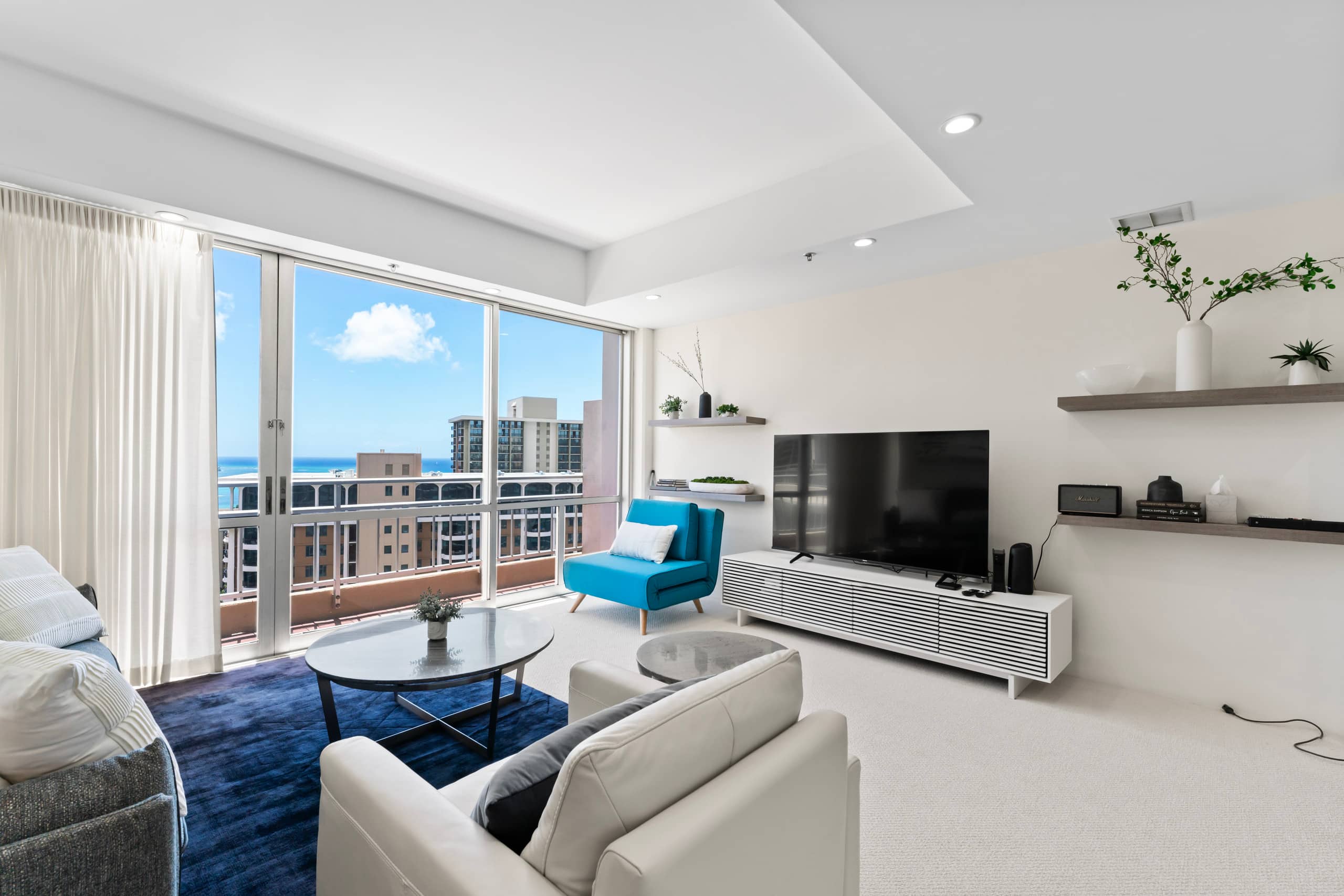 Condo in Honolulu · ★4.97 · 2 bedrooms · 6 beds · 2 baths - Image 2
