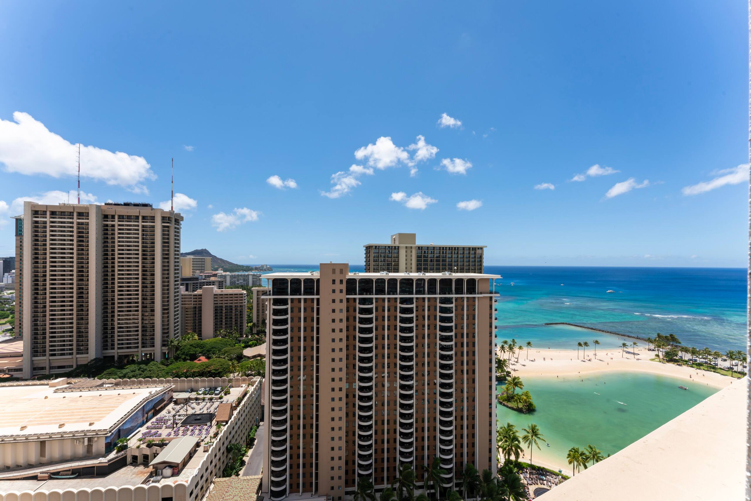 Condo in Honolulu · ★4.97 · 2 bedrooms · 6 beds · 2 baths - Image 38