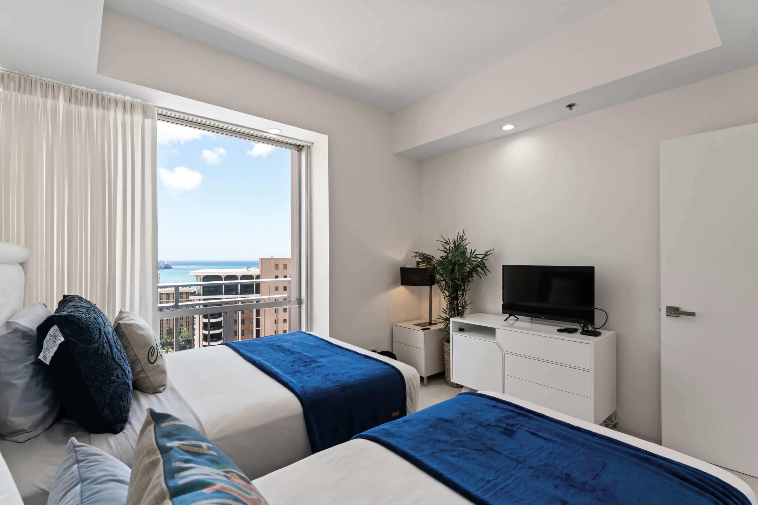 Condo in Honolulu · ★4.97 · 2 bedrooms · 6 beds · 2 baths - Image 22