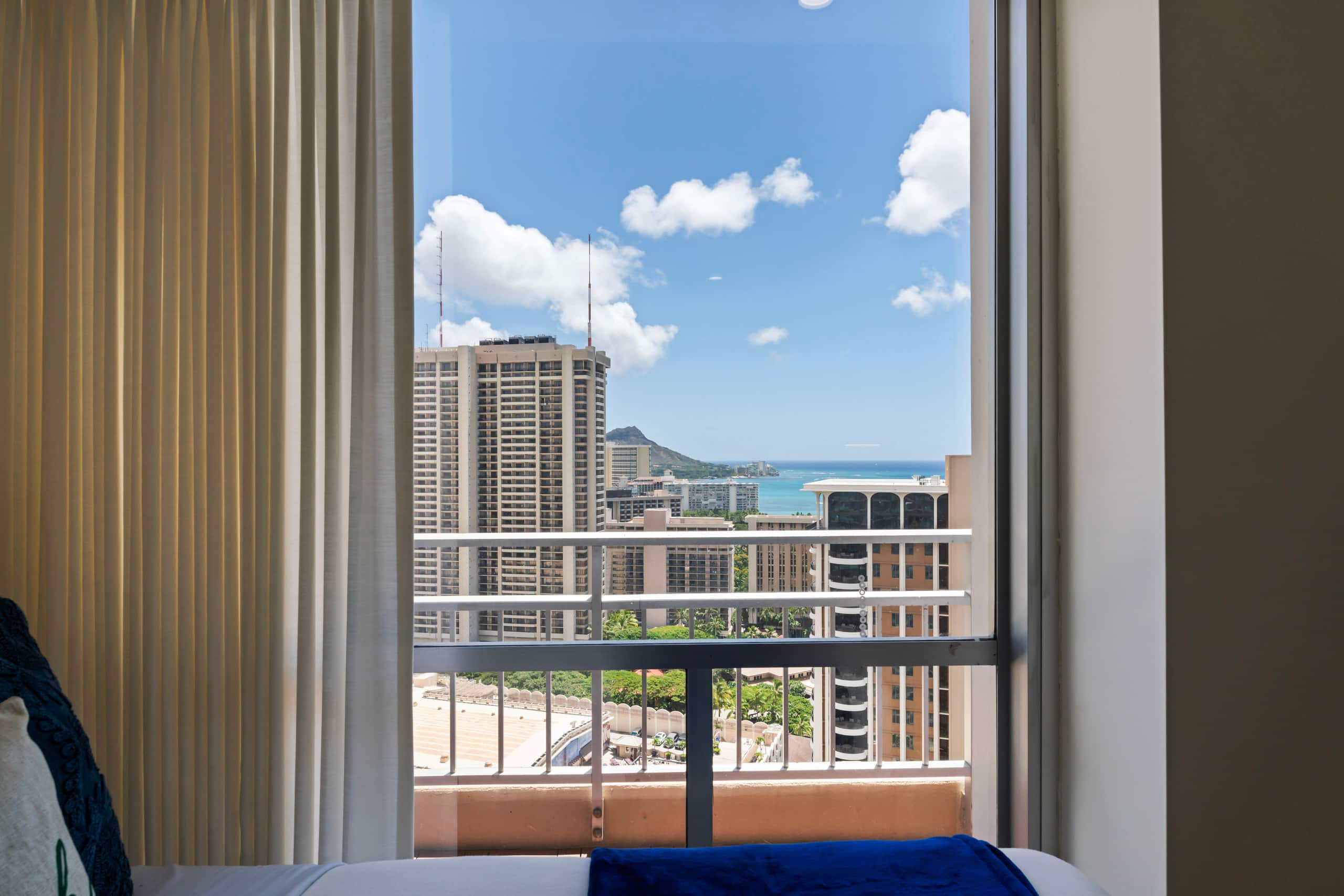 Condo in Honolulu · ★4.97 · 2 bedrooms · 6 beds · 2 baths - Image 24