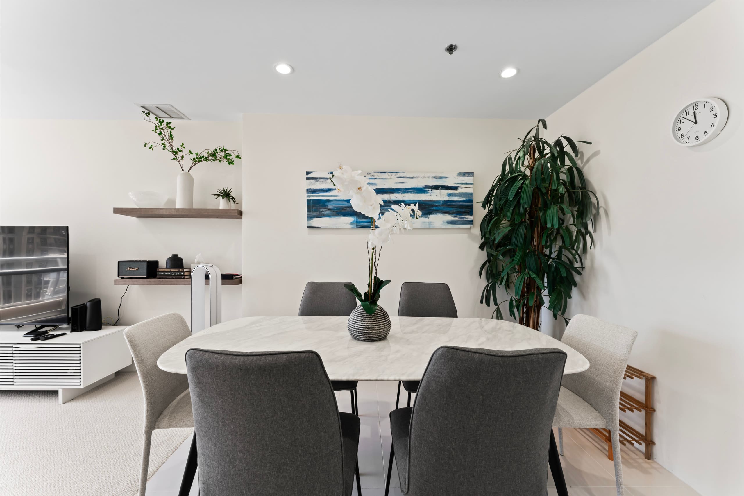 Condo in Honolulu · ★4.97 · 2 bedrooms · 6 beds · 2 baths - Image 15