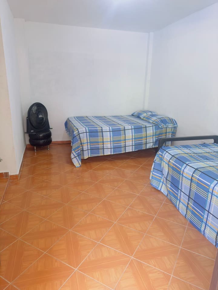 Dhomë e ✨rehatshme me dy krevate dopio dhe banjë ngjitur, perfekte për t 'u çlodhur në rehati dhe privatësi totale.✨