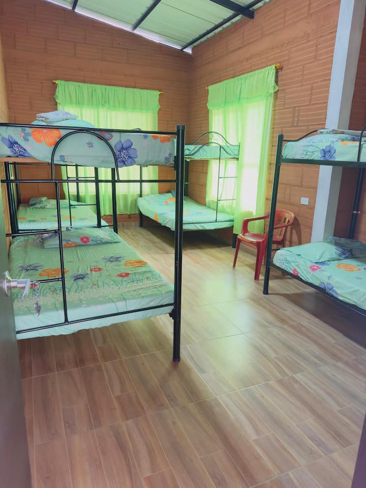 ✨Dhomë funksionale me kabina, e përkryer për familje ose grupe. E rehatshme, praktike dhe gati për pushim pas një dite aventure.✨