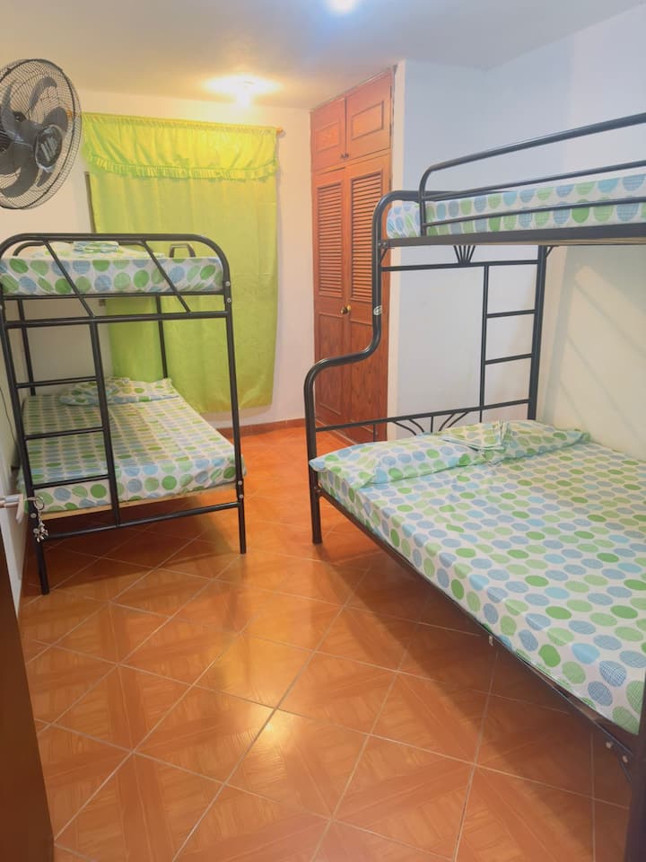 Dhomë ✨praktike me kabina, ideale për grupe ose familje që kërkojnë rehati dhe funksionalitet në qëndrimin e tyre.✨