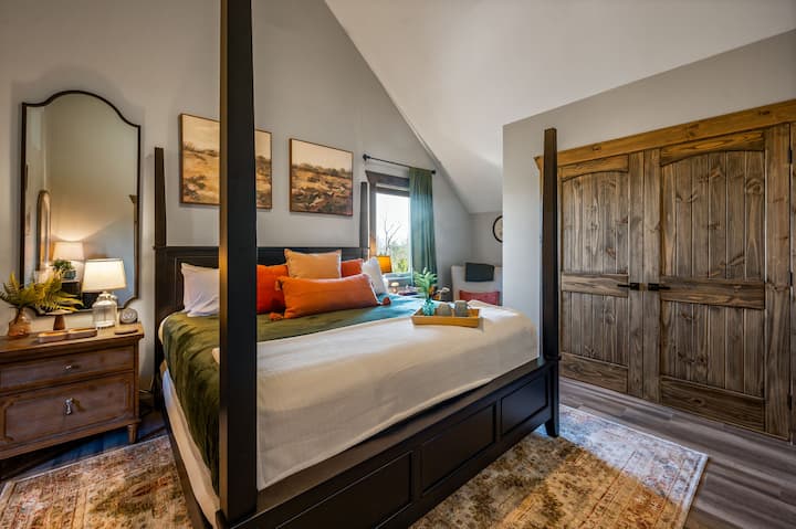 חדר שינה למעלה עם מיטת קינג סייז, חדר רחצה צמוד, טלוויזיה חכמה 65אינץ 'עם מנוי ל - YouTube TV