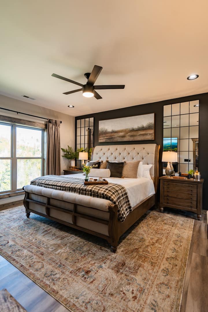 חדר שינה ראשי עם מיטת קינג סייז, טלוויזיה חכמה 65אינץ 'וחדר רחצה צמוד