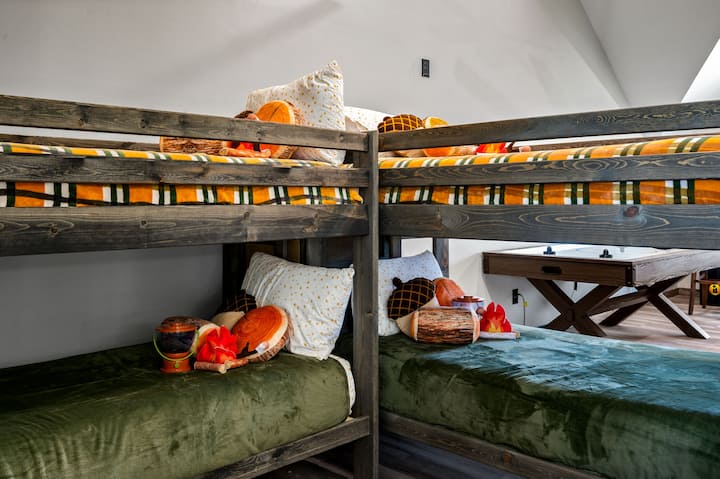 אזור הלופט למעלה מושלם לילדים עם שתי מיטות קומתיים, טלוויזיה חכמה 65אינץ'עם מינוי ל - YouTube.