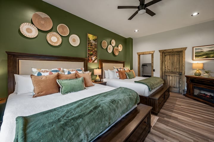 2 מיטות קינג, אח חשמלית, מאוורר שולחן עליון, מאוורר תקורה, שעון מעורר וטלוויזיה חכמה 65אינץ '.  ארון גדול כדי להסתיר את כל המזוודות שלכם.