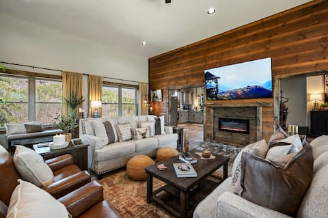 Top performing Airbnb: New Luxury Cabin, Mountain Views! Pool, Hot Tub! in Pigeon Forge