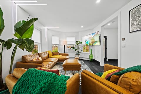 Large House KingBed European Look near MoodySt 4BR