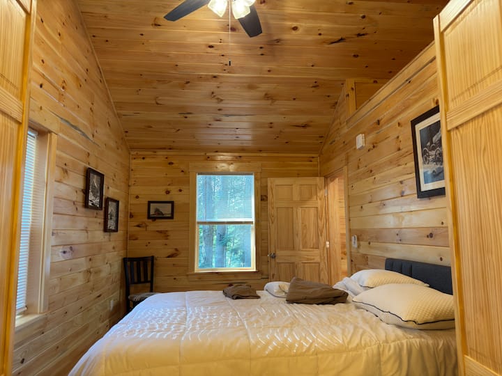 חדר שינה עליון מרווח - כולו עץ פנימי עם תקרות קתדרלה, נוף יפהפה לאגם, אוויר מרכזי וחום. 
יש מיטה זוגית מתחת למיטה הראשית.