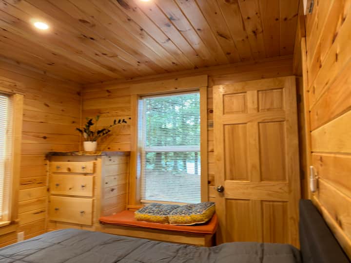 חדר שינה בקומה הראשונה מהסלון, ארונות מובנים, חלונות הפונים לאגם.