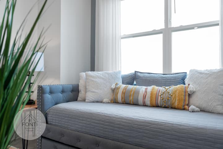 Cómodo sofá #Disney #Parques #Kingdom #Springs #StoreyLake #resort #Apartment #Vacation #Rental #Waterpark #Kissimmee #Orlando #Universal #citywalk