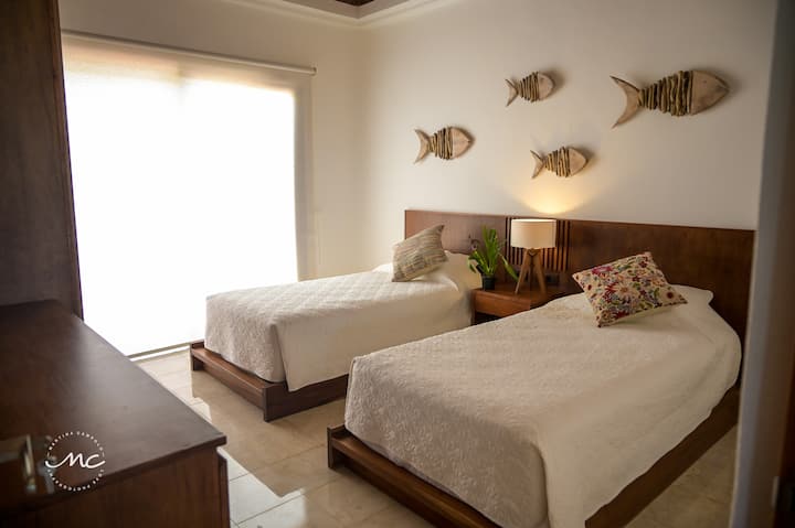 Спалня 2 с изглед към океана.
