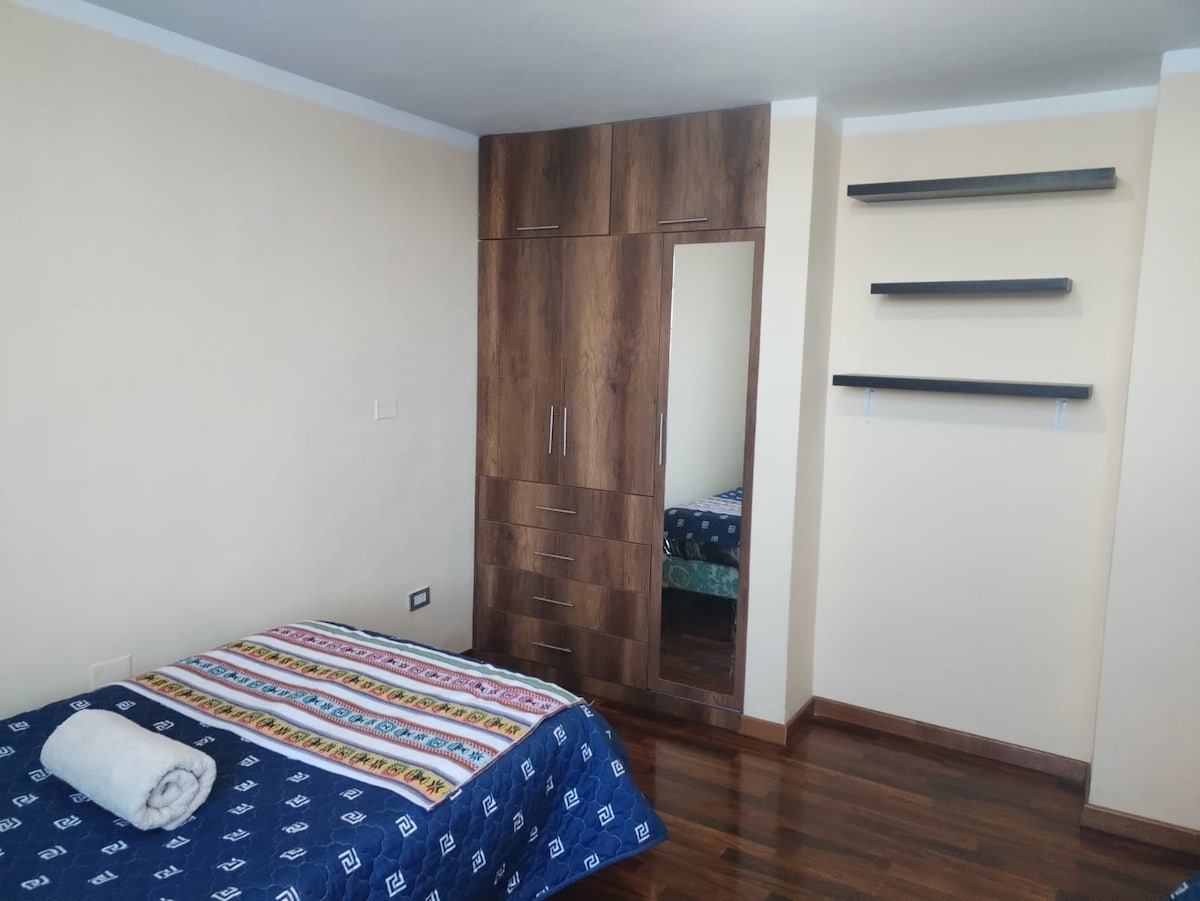 SOBA 3, S 2 KREVETA, UGRAĐENIM ORMAROM, VELIKIM I PRAKTIČNIM PROSTOROM NA INTERNETU 