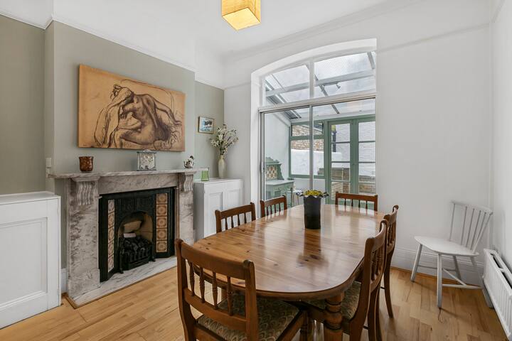 Elegant Getaway House in Vibrant Clapham Junction gallery image 5