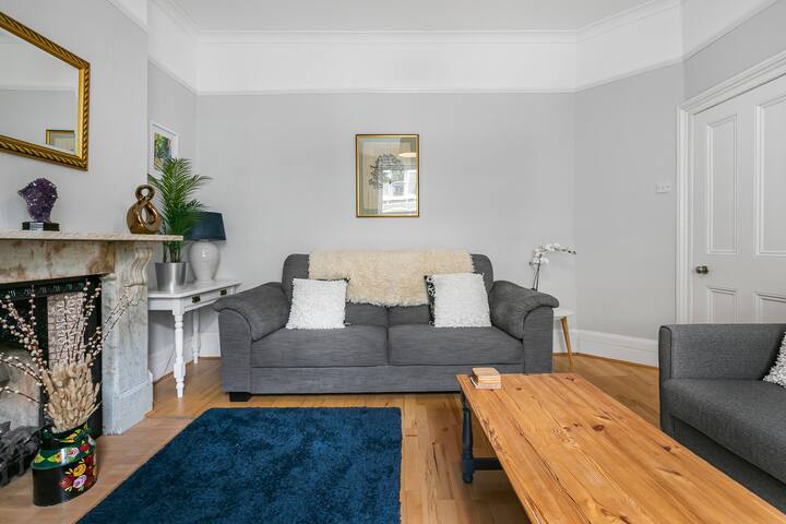 Elegant Getaway House in Vibrant Clapham Junction gallery image 2