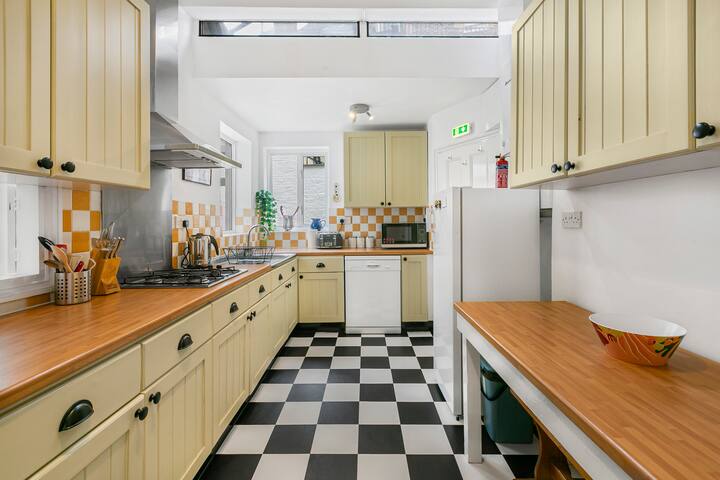 Elegant Getaway House in Vibrant Clapham Junction gallery image 3