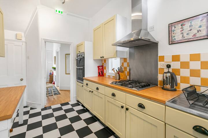 Elegant Getaway House in Vibrant Clapham Junction gallery image 4