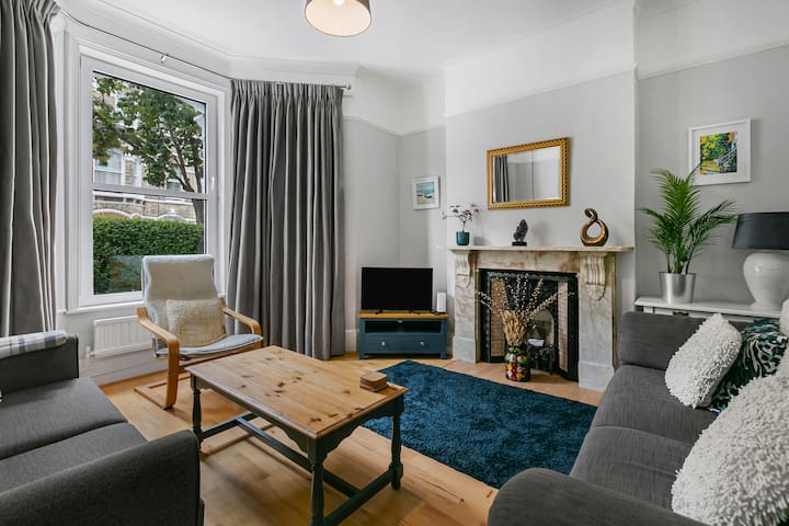 Elegant Getaway House in Vibrant Clapham Junction