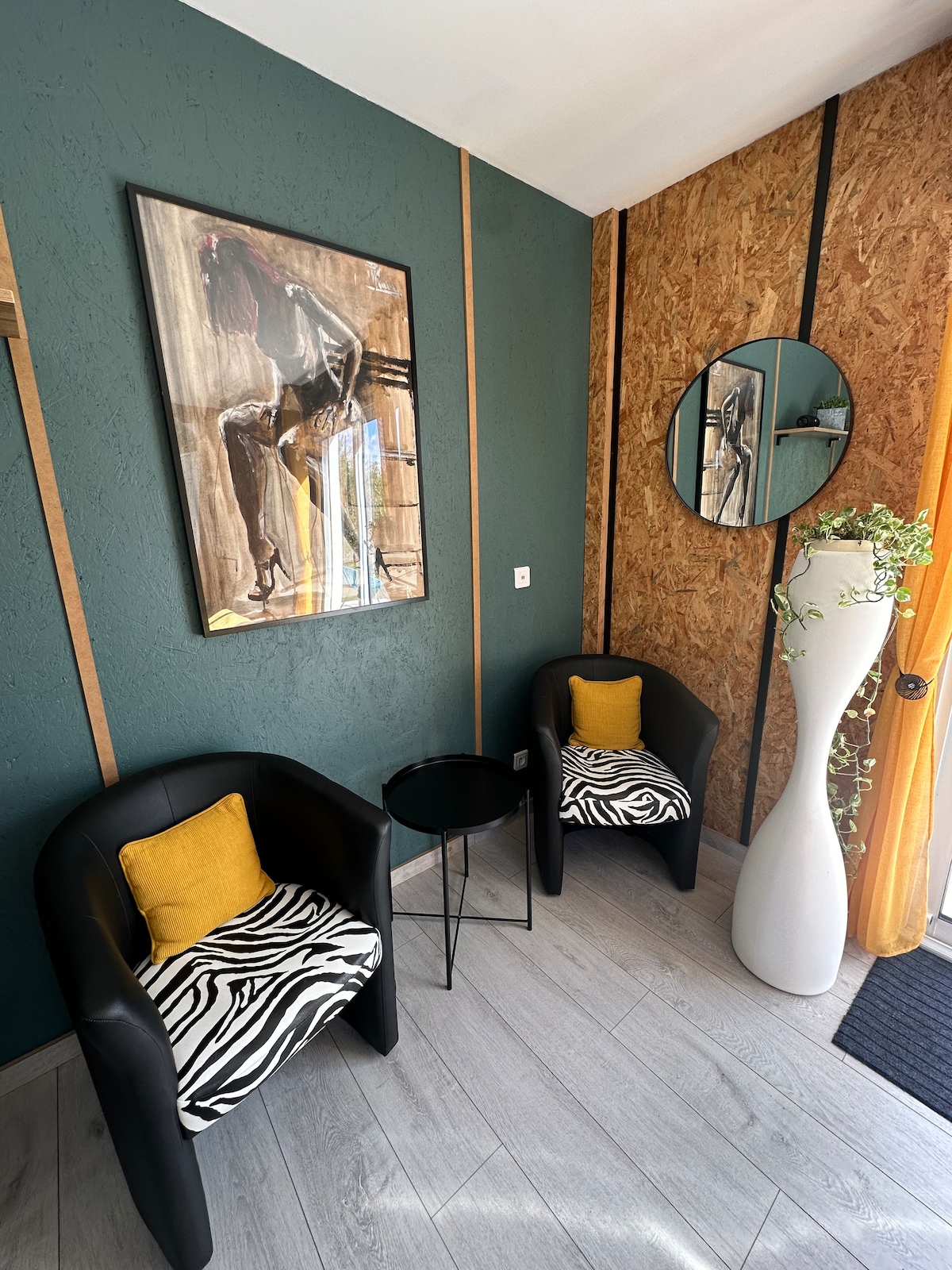 Mesa de centro con bandeja extraíble.