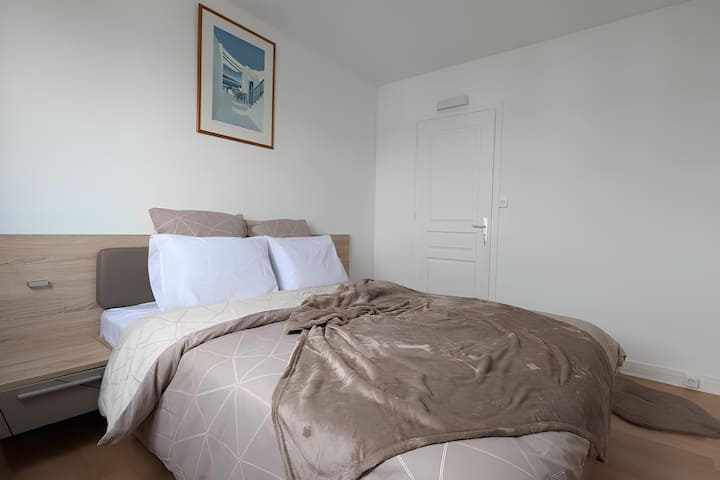 Chumba cha kulala chenye nafasi kubwa na cha kutuliza kilicho na kitanda cha ukubwa wa malkia, ubao wa kifahari wa kichwa na meza zinazofanana kando ya kitanda. Matandiko bora na kabati kubwa ili kuhifadhi kwa urahisi vitu vyako vyote.