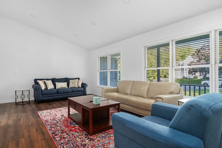 Near Newport, Beaches, Golf & Navy Base - Newport, RI