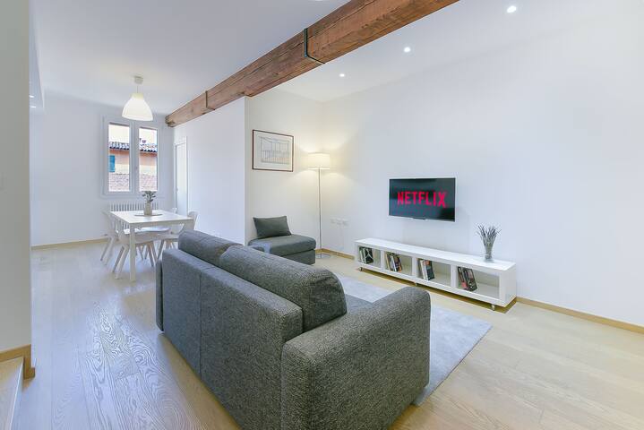 San Vitale 5 Stelle – Central Luxury Apartment gallery image 3