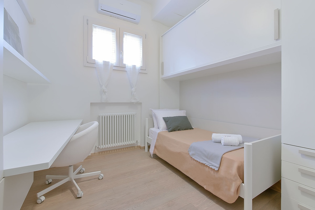 Cama individual, estudio, aire acondicionado, toallas y kit de bienvenida