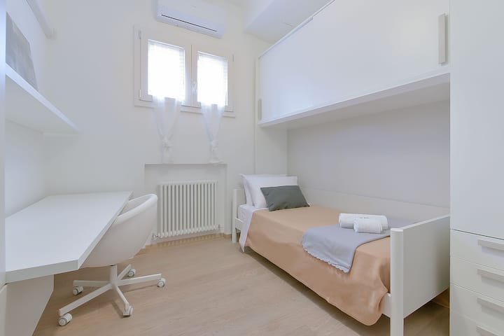 Единично легло, студио, климатик, кърпи и комплект за добре дошли