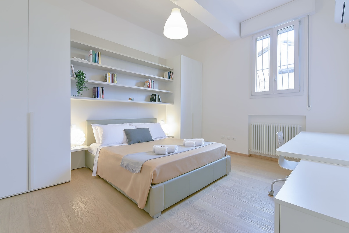 Cama tamaño queen, aire acondicionado, área de estudio, toallas completas y kit de bienvenida.