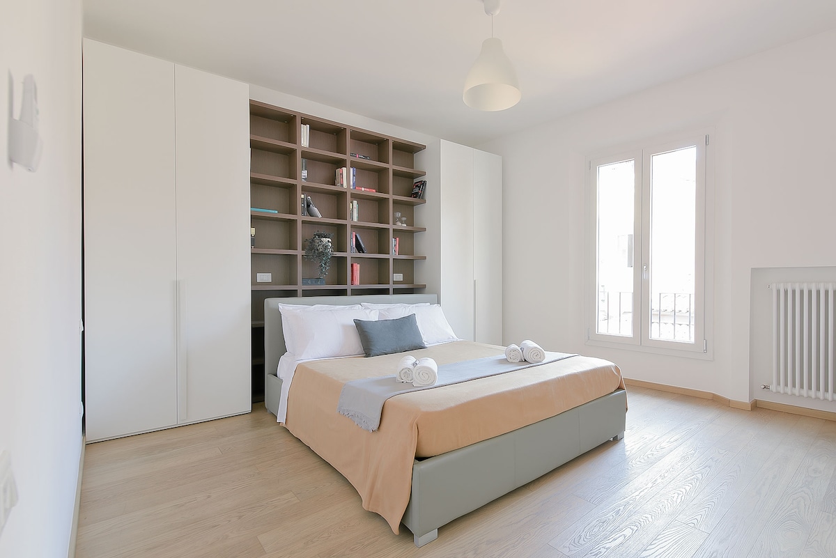 Cama tamaño queen, aire acondicionado, área de estudio, toallas completas y kit de bienvenida.