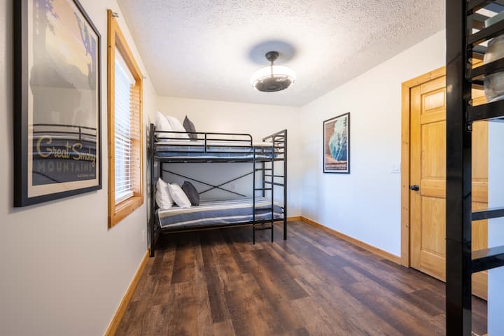 חדר מיטת קומותיים במרתף עם שתי מיטות קומותיים