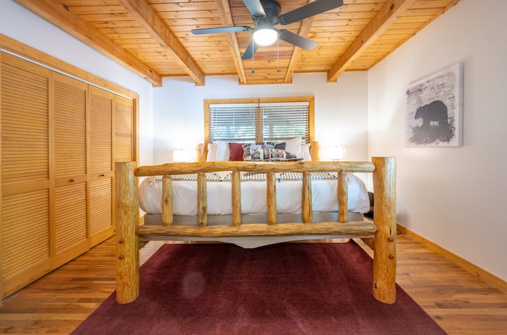 מיטת קינג בקומה הראשית - שימו לב שהמיטה הזו קצת גבוהה. יש כיסאות רגליים זמינים!